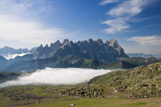 Dolomites的早晨