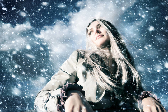 在暴風(fēng)雪中的年輕金發(fā)女郎