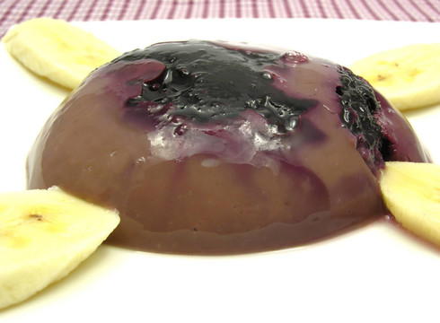 巧克力布丁配藍(lán)莓；香蕉和杏仁片