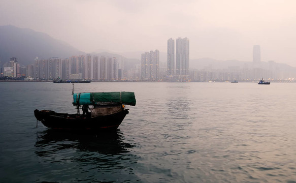 小漁船剪影