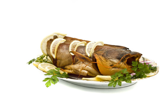 菜用檸檬和歐芹臃腫的鯰魚