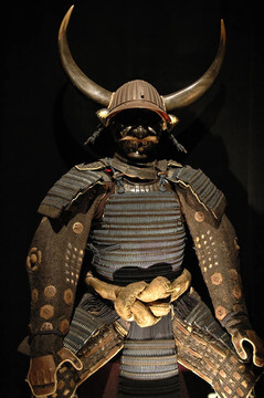 古代日本武士戰(zhàn)士盔甲頭盔和面具。