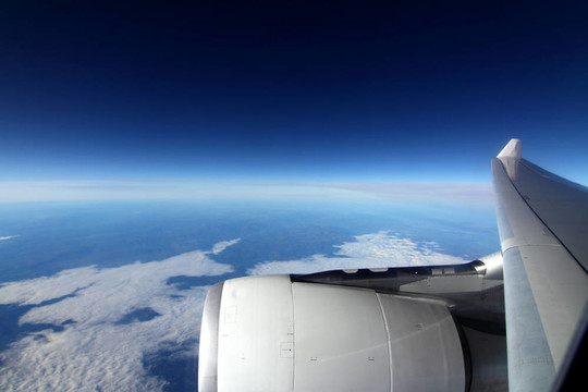 天空背景下的飛機(jī)機(jī)翼
