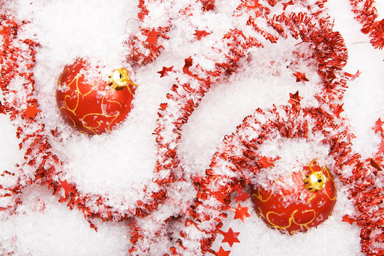 白雪覆蓋的圣誕球