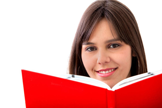 帶著書的女人