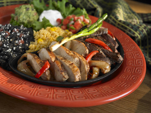 牛排和雞fajitas