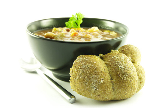 在一個(gè)黑碗里的蔬菜湯