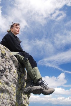 女人在山上徒步旅行者放松