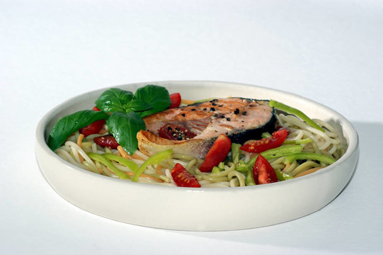 香煎三文魚羅勒葉面食