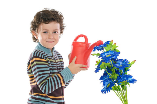 孩子給花澆水