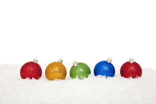 雪中各色圣誕飾品