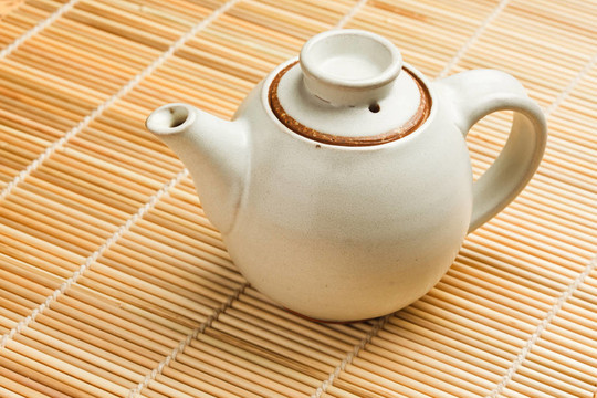竹墊上的中國(guó)茶壺
