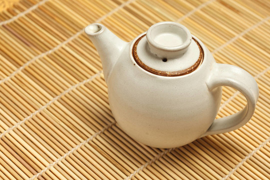 竹墊上的中國(guó)茶壺