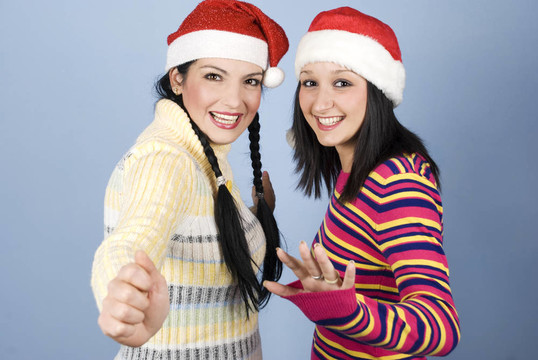 兩個笑的女孩與Santa帽