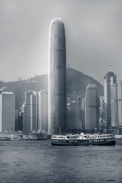 在香港的維多利亞港碼頭和摩天大樓