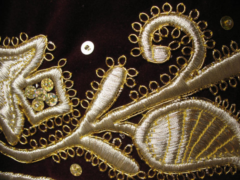 天鵝絨上的黃金刺繡。手工制作的