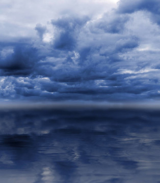 海面上陰沉沉的天空