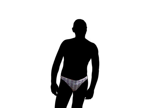 男子穿著短褲游泳
