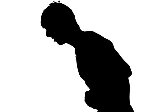 男子抱著肚子
