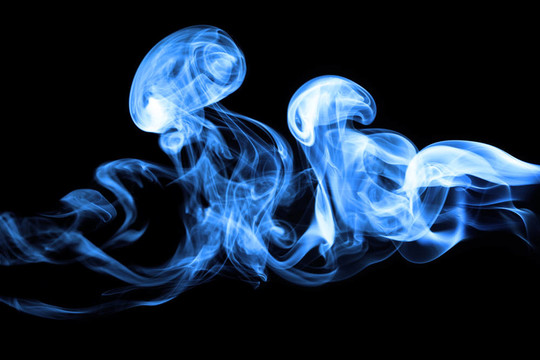 深黑色背景上的煙霧