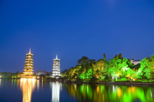 太陽和Moon Pagodas；桂林；中國