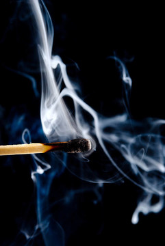 火柴剛剛熄滅的煙