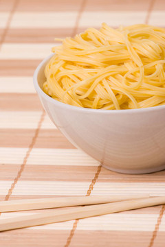 筷子；碗和面條