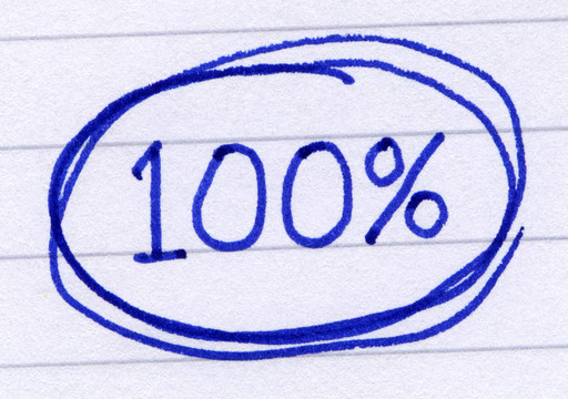 百分之100圈，用藍色墨水寫在白紙上。