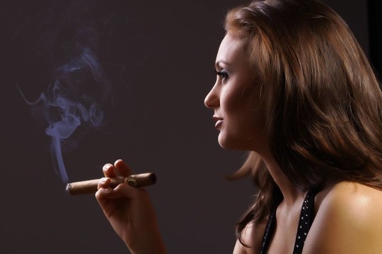 優(yōu)雅的吸煙的女人