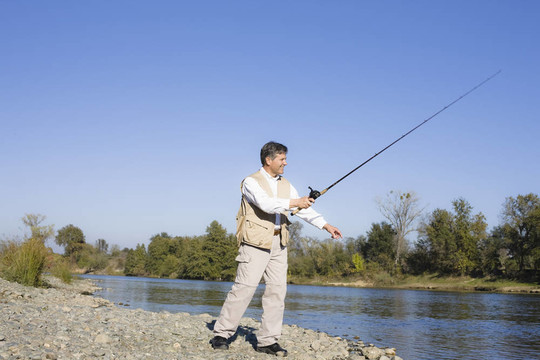 男子在River釣魚