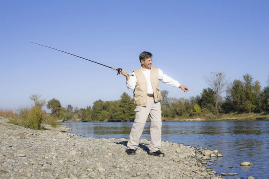 男子在River釣魚