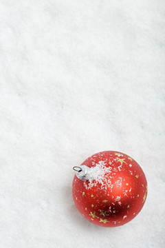 雪的背景上的紅色圣誕球