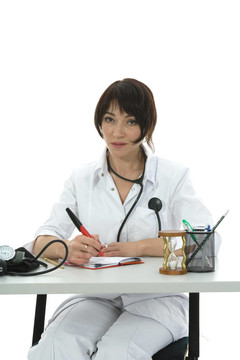 年輕的醫(yī)生用聽診器