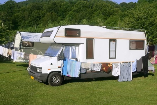 在綠色草地露營的大貨車