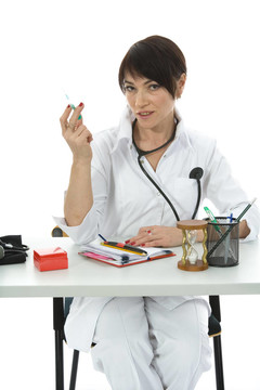 年輕的醫(yī)生用聽診器