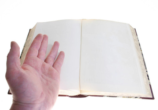 白色的手和書