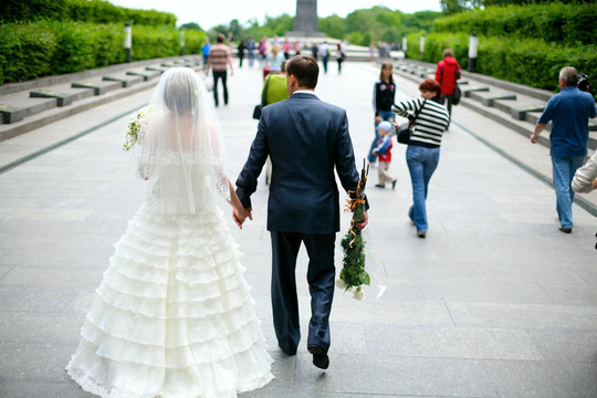 婚禮漫步在公園里