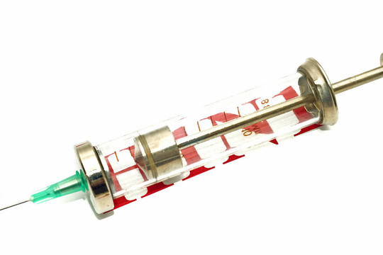 疾病警報-老式注射器超過白色