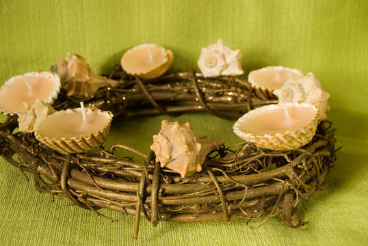 用花環(huán)和貝殼的圣誕裝飾