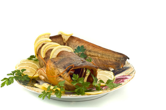 岸邊的晚餐-臃腫的鯰魚（鯰魚）檸檬