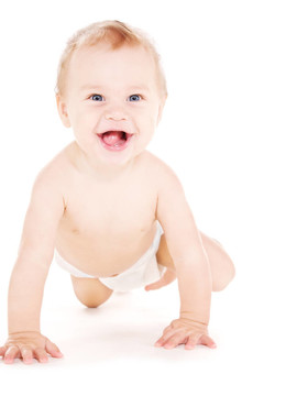 在尿布上爬行的嬰兒