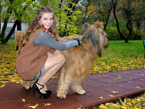 一個(gè)有法國牧羊犬的女人