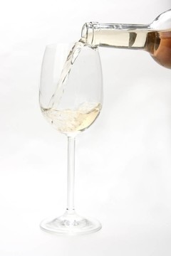 白葡萄酒倒入酒杯