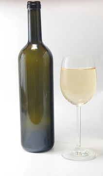 Wineglass和一瓶