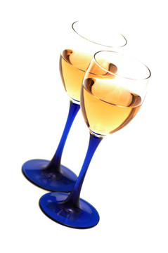 白色背景上的兩個酒杯