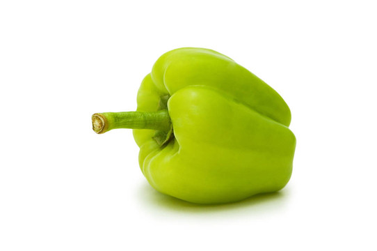 綠色的辣椒在白色的