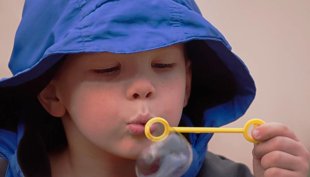 5歲的小男孩吹泡泡的特寫