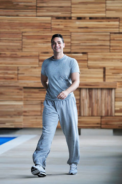 一個(gè)男人健身