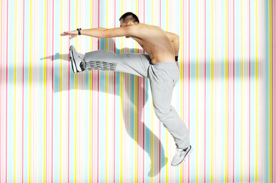 一個(gè)男人健身