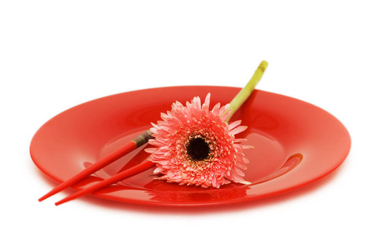 紅色的花和白色的筷子